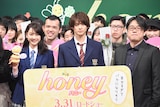 「honey」公開直前イベントの様子。前列左から平祐奈、平野紫耀、神徳幸治。