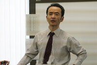 「宮本から君へ」より、古舘寛治演じる岡崎。