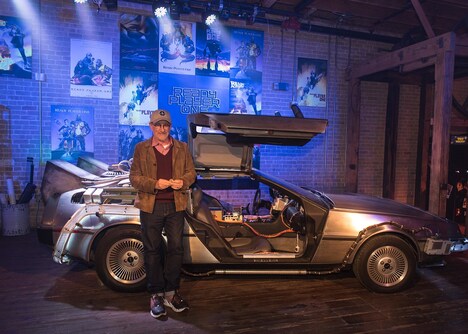 スティーヴン・スピルバーグ（手前）と、デロリアン（奥）。