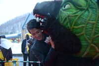 メロン熊にかまれる葉山奨之。