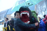 左から葉山奨之、メロン熊。