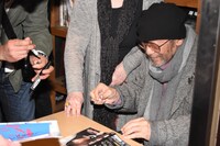 ファンにサインをする大林宣彦。