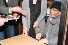 ファンと交流する大林宣彦。