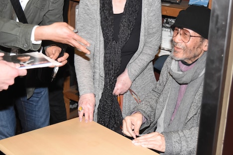ファンと交流する大林宣彦。