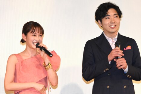 左から前田敦子、柄本佑。