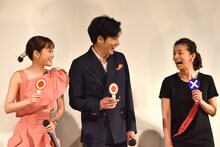 左から前田敦子、柄本佑、尾野真千子。