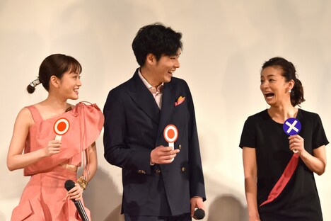 左から前田敦子、柄本佑、尾野真千子。