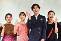 「素敵なダイナマイトスキャンダル」初日舞台挨拶の様子。左から三浦透子、前田敦子、柄本佑、尾野真千子。