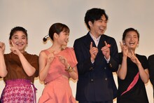 左から“玉きゅん”ポーズをする三浦透子、前田敦子、柄本佑、尾野真千子。