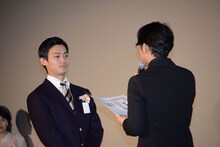 小泉徳宏（右）から卒業証書を授与される野村周平（左）。