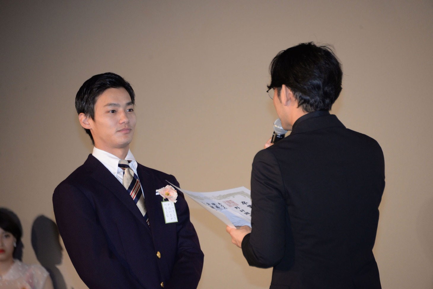 小泉徳宏（右）から卒業証書を授与される野村周平（左）。