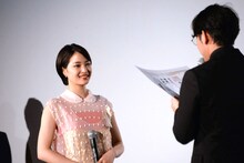 小泉徳宏（右）から卒業証書を授与される広瀬すず（左）。