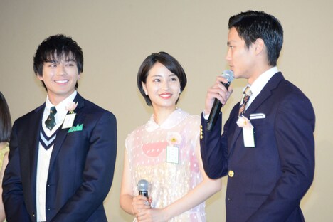 左から新田真剣佑、広瀬すず、野村周平。