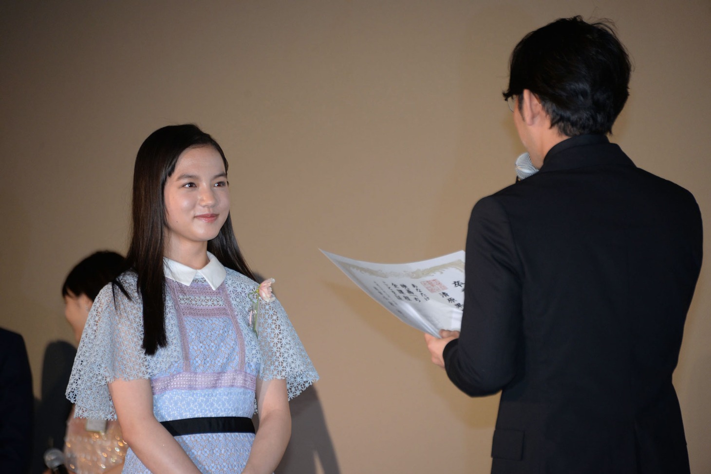 小泉徳宏（右）から卒業証書を授与される清原果耶（左）。
