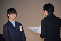 小泉徳宏（右）から卒業証書を授与される佐野勇斗（左）。