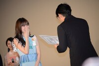 小泉徳宏（右）から卒業証書を授与される優希美青（左）。