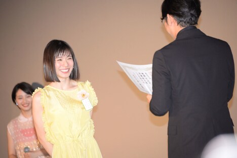 小泉徳宏（右）から卒業証書を授与される松岡茉優（左）。