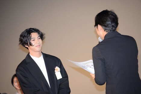 小泉徳宏（右）から卒業証書を授与される賀来賢人（左）。