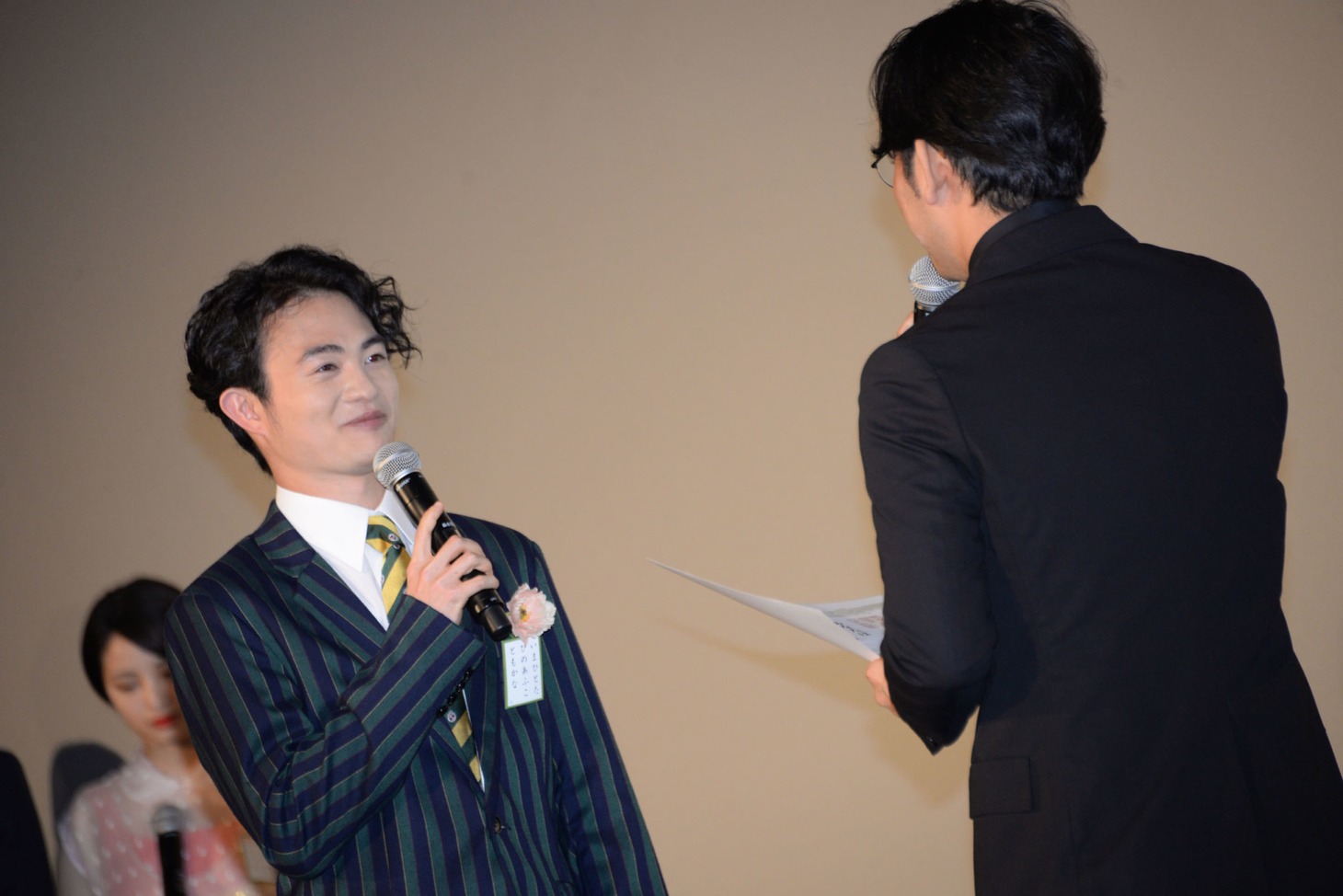小泉徳宏（右）から卒業証書を授与される森永悠希（左）。