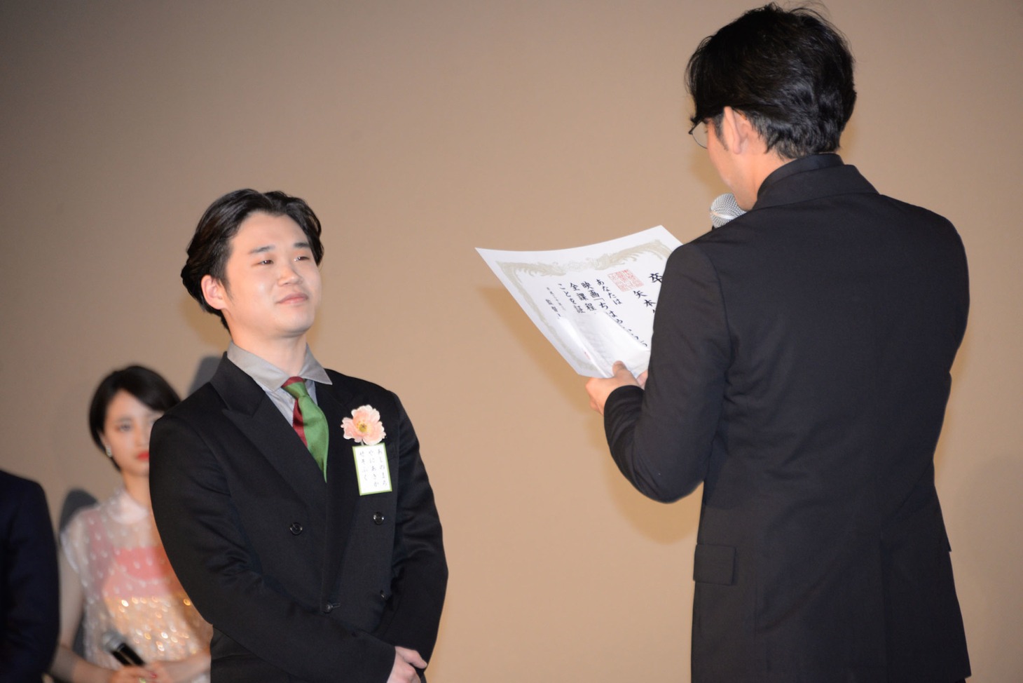 小泉徳宏（右）から卒業証書を授与される矢本悠馬（左）。
