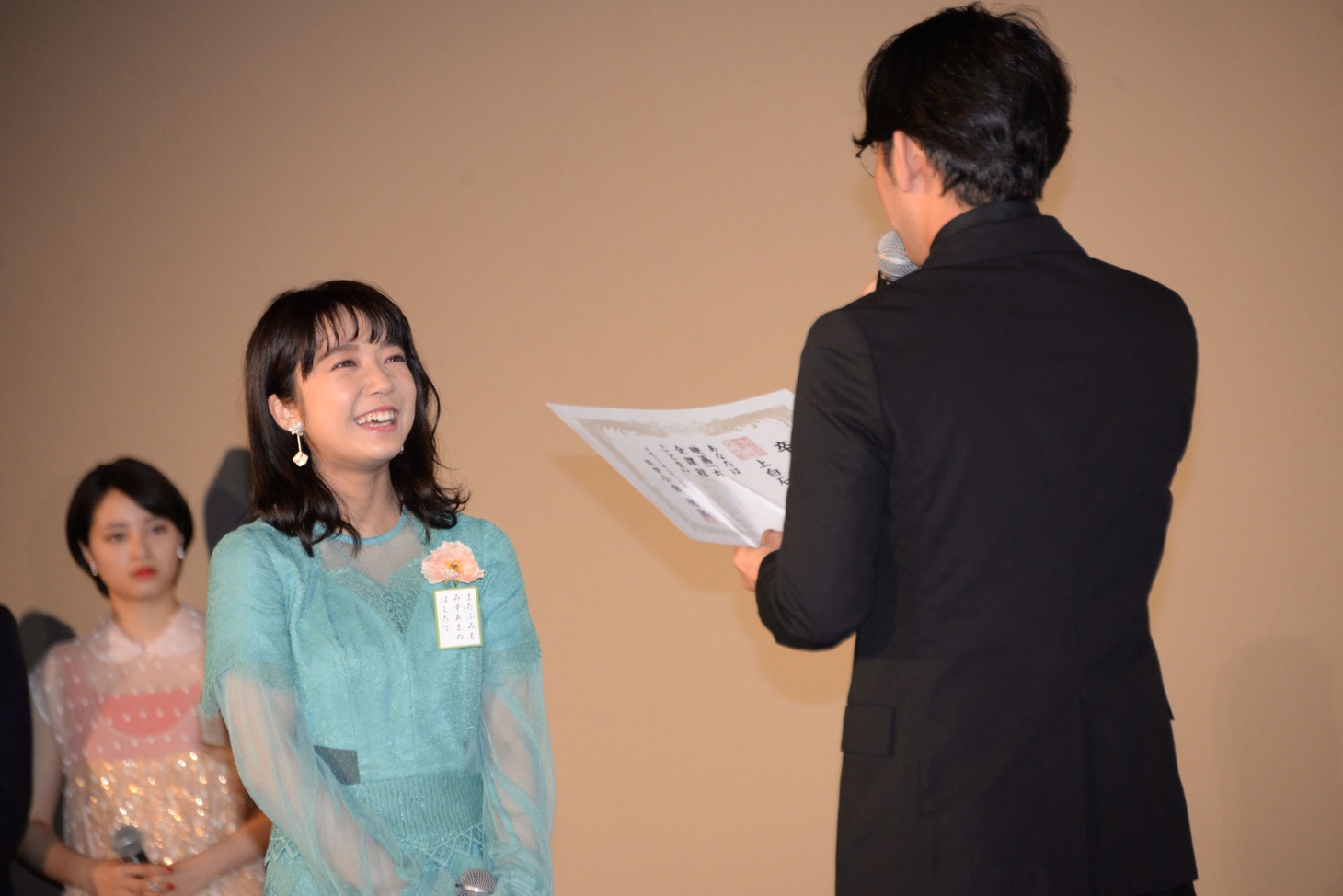 小泉徳宏（右）から卒業証書を授与される上白石萌音（左）。