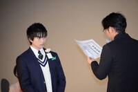 小泉徳宏（右）から卒業証書を授与される新田真剣佑（左）。