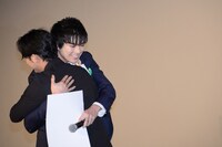 小泉徳宏とハグする新田真剣佑（奥）。