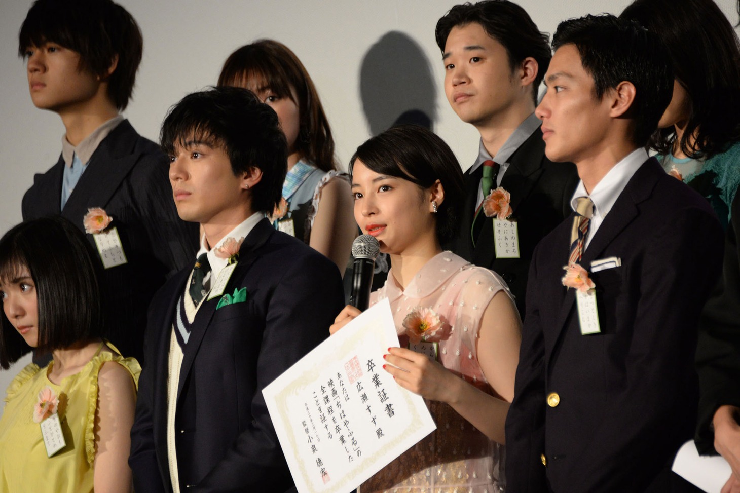 広瀬すず（中央）が最後の挨拶をする様子。