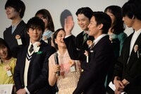 広瀬すず（中央）が「しんみりは嫌だ」と言ったとたん、おどける野村周平（右から2番目）。