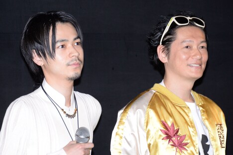 左から成田凌、井浦新。