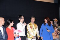 王子様風衣装をいじられ、「羽生結弦です」と自己紹介してポーズを決める成田凌（中央左）。