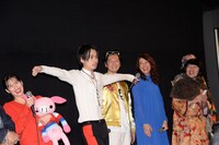 王子様風衣装をいじられ、「羽生結弦です」と自己紹介してポーズを決める成田凌（中央左）。