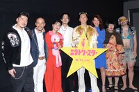 「ニワトリ★スター」完成披露試写会にて、左からかなた狼、ペロンヤス、紗羅マリー、成田凌、井浦新、LiLiCo、シャック、マグナム弾吉。