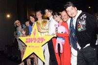 客席をバックにしたフォトセッションの様子。