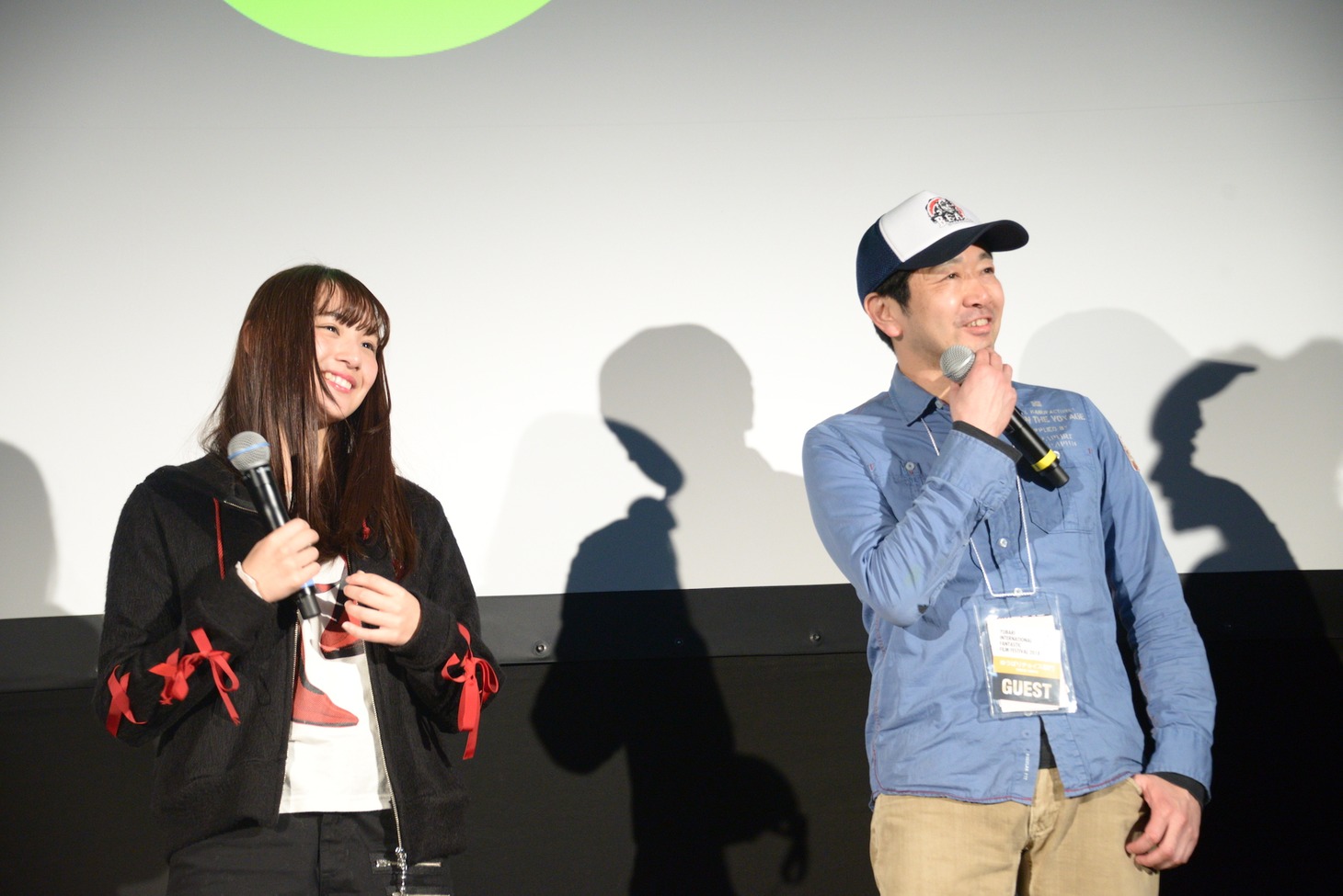 左から浅川梨奈、熊谷祐紀。