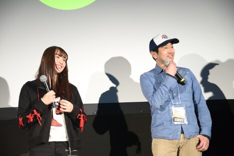 左から浅川梨奈、熊谷祐紀。