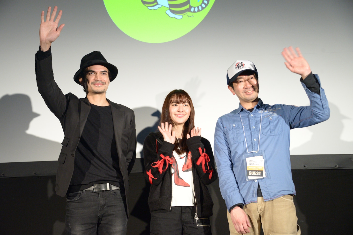 左から尚玄、浅川梨奈、熊谷祐紀。