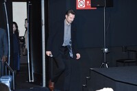 ステージへ上がるリーアム・ニーソン。