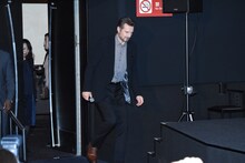 ステージへ上がるリーアム・ニーソン。