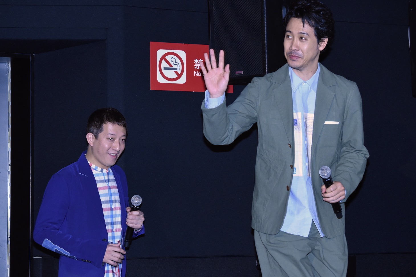 左から高橋茂雄、大泉洋。