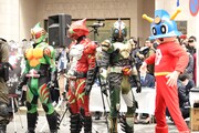 左から仮面ライダーアマゾンオメガ、仮面ライダーアマゾンアルファ、仮面ライダーアマゾンネオアルファ、キュータ。
