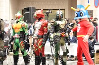左から仮面ライダーアマゾンオメガ、仮面ライダーアマゾンアルファ、仮面ライダーアマゾンネオアルファ、キュータ。