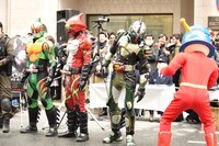 キュータを怯えさせる仮面ライダーアマゾンネオアルファ（右から2番目）。