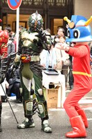 左から仮面ライダーアマゾンネオアルファ、キュータ。