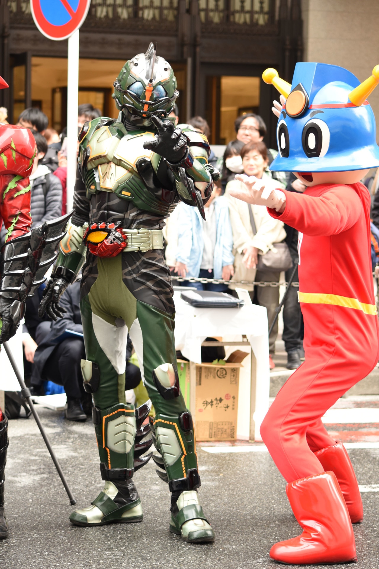 左から仮面ライダーアマゾンネオアルファ、キュータ。