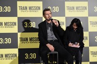 リーアム・ニーソン（中央）