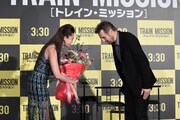 お辞儀をするリーアム・ニーソン（右）、観月ありさ（左）。