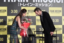 お辞儀をするリーアム・ニーソン（右）、観月ありさ（左）。