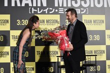 左から観月ありさ、リーアム・ニーソン。