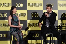 左から観月ありさ、リーアム・ニーソン。